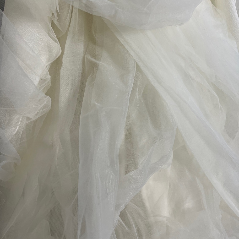 Vera Wang organza sweetheart tulle wedding dress - Picture 7 of 16